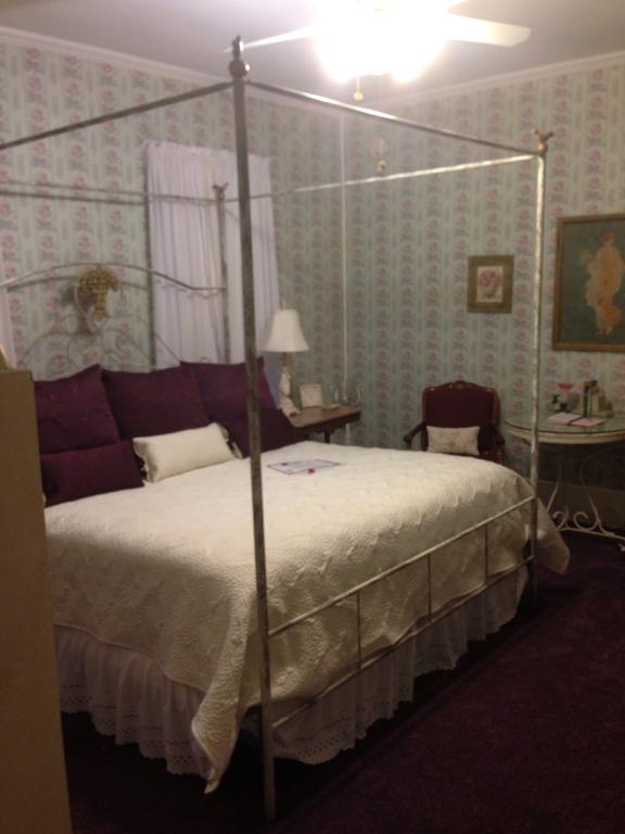 Manor Of Time Bed And Breakfast Granbury Room photo