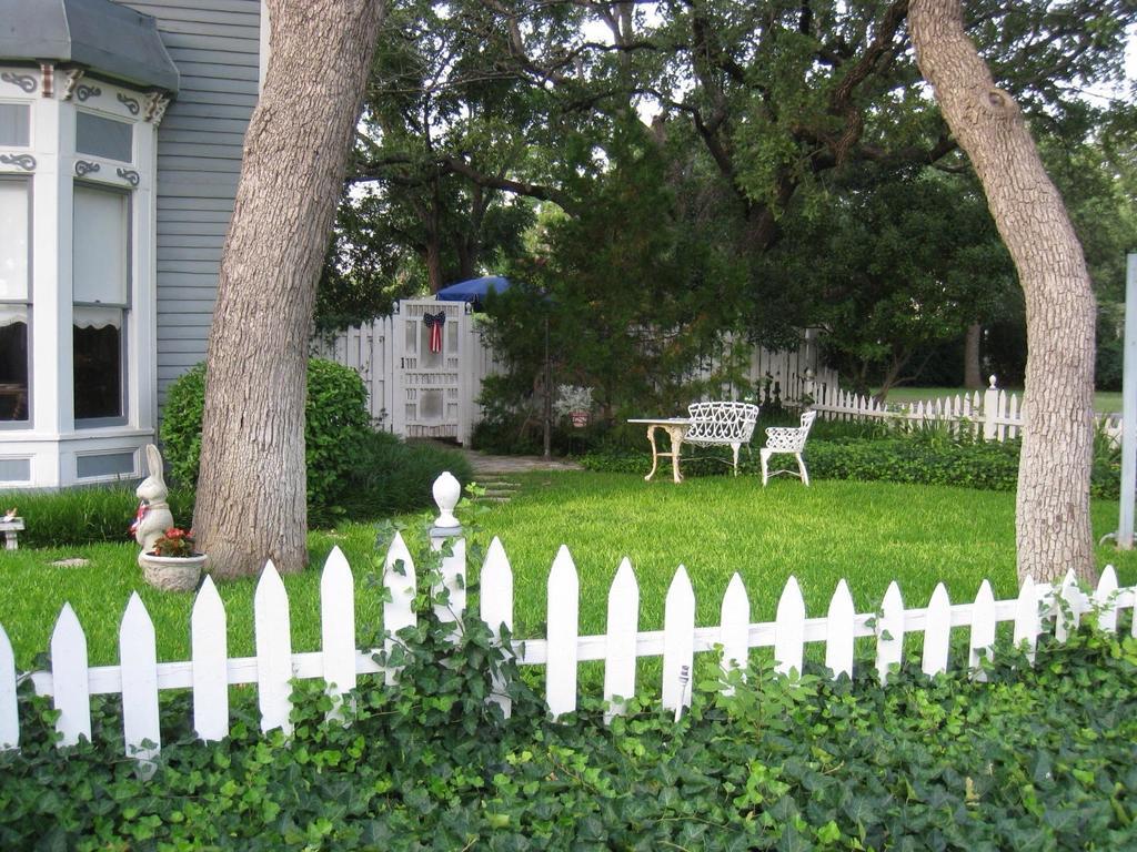 Manor Of Time Bed And Breakfast Granbury Exterior photo